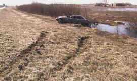 Kelyje Klaipėda-Palanga apsivertė automobilis