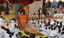 Indijoje palaidotas Sai Baba