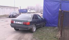 "Audi" atsitrenkė į palapinę