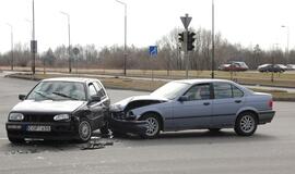 Prospektų sankryžoje susidūrė automobiliai