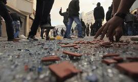 Indijoje akmenimis užmėtyti skirtingoms kastoms priklausę jaunavedžiai