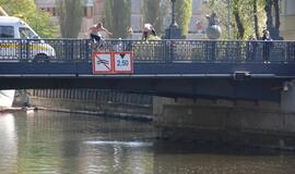 Girti jaunuoliai šokinėjo nuo Biržos tilto