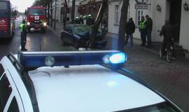 Jauną vairuotoją sustabdė medis