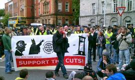 Airijoje britų karalienė sutikta protestais