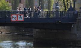 Girti jaunuoliai šokinėjo nuo Biržos tilto