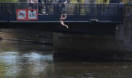 Girti jaunuoliai šokinėjo nuo Biržos tilto