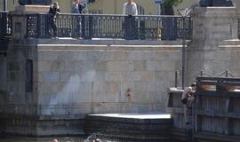 Girti jaunuoliai šokinėjo nuo Biržos tilto