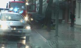 Jauną vairuotoją sustabdė medis