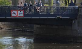 Girti jaunuoliai šokinėjo nuo Biržos tilto