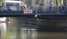 Girti jaunuoliai šokinėjo nuo Biržos tilto