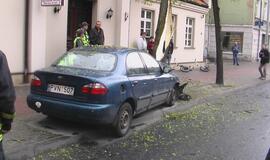 Jauną vairuotoją sustabdė medis