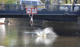 Girti jaunuoliai šokinėjo nuo Biržos tilto