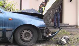 Jauną vairuotoją sustabdė medis