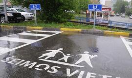 "Prie "Maxima" parduotuvių - specialios vietos šeimų transportui