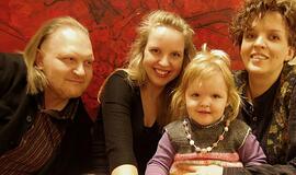 Šeimyninis portretas interjere: sparnai ant kėdės atkaltės