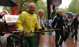 "Vilties bėgimas": tempiamas plytų vežimas