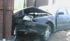 &quot;Audi&quot; rėžėsi į garažą