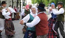 Folkloro festivalis "Baltica" remsis šeimos ašimi