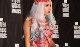 Garsioji Lady Gaga suknelė iš mėsos bus eksponuojama Rokenrolo šlovės muziejuje