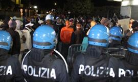 Italija: per susirėmimus su naujo geležinkelio priešininkais sužeisti 25 policininkai