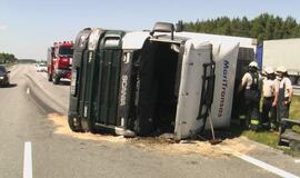 Automagistralėje vertėsi vilkikas