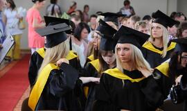 Kolegijoje įteikti diplomai ir premija