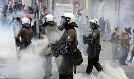 Protestuojantys graikai policiją apmėtė akmenimis ir jogurtais