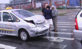 Lyjant lietui buvo daužomi automobiliai