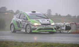 1000 km lenktynės finišuoja pliaupiant lietui