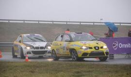 1000 km lenktynės finišuoja pliaupiant lietui