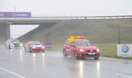 1000 km lenktynės finišuoja pliaupiant lietui