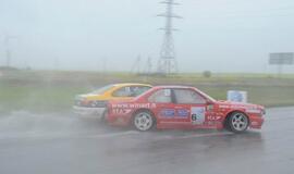 1000 km lenktynės finišuoja pliaupiant lietui