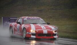 1000 km lenktynės finišuoja pliaupiant lietui