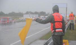 1000 km lenktynės finišuoja pliaupiant lietui