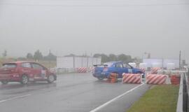 1000 km lenktynės finišuoja pliaupiant lietui