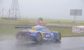 1000 km lenktynės finišuoja pliaupiant lietui