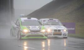 1000 km lenktynės finišuoja pliaupiant lietui