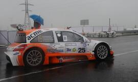 1000 km lenktynės finišuoja pliaupiant lietui