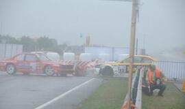 1000 km lenktynės finišuoja pliaupiant lietui