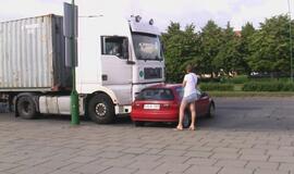 Sunkvežimis Šilutės plente kliudė automobilį