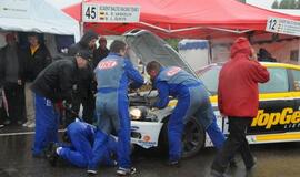 1000 km lenktynės finišuoja pliaupiant lietui