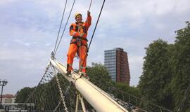 Burlaivis "Meridianas" puošiamas Jūros šventei