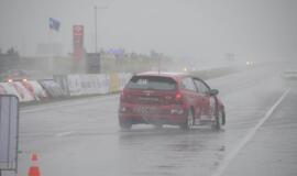 1000 km lenktynės finišuoja pliaupiant lietui