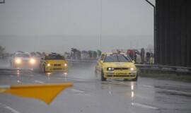 1000 km lenktynės finišuoja pliaupiant lietui