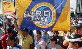 Streikuojantys Graikijos taksistai surengė demonstraciją prie parlamento