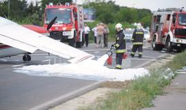 Vengrijoje &quot;Cessna&quot; lėktuvas nusileido ne oro uoste, o ant kelio