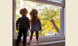 JAV 5 tūkst. vaikų per metus susižeidžia iškritę per langą