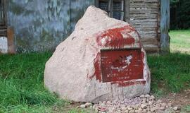 Lenkijoje išniekintas Albinui Žukauskui skirtas paminklinis akmuo