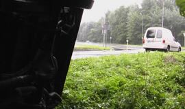 Ties Melnrage "mikriukas" virto ant šono