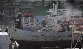 Užsidegė nedidelis remontuojamas laivas